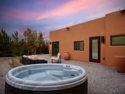The Nicho House: Ultra-Modern Adobe - Near Plaza