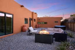 The Nicho House: Ultra-Modern Adobe - Near Plaza