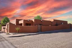 The Nicho House: Ultra-Modern Adobe - Near Plaza