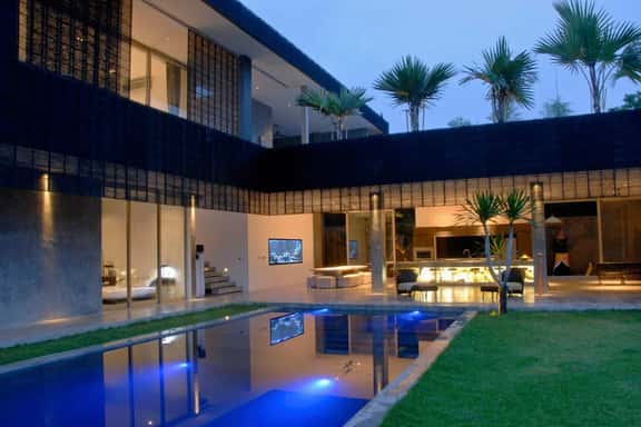 Modern 4BD Villa with Pool - Image 1