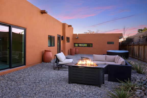 The Nicho House: Ultra-Modern Adobe - Near Plaza