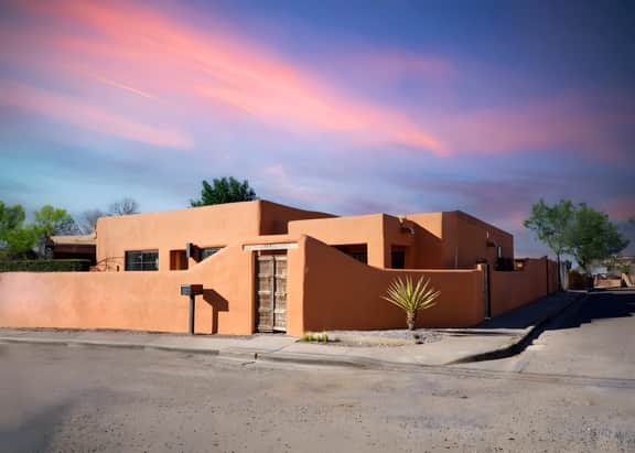 The Nicho House: Ultra-Modern Adobe - Near Plaza