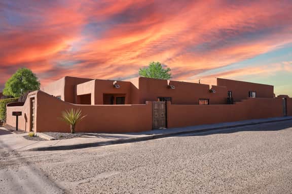 The Nicho House: Ultra-Modern Adobe - Near Plaza